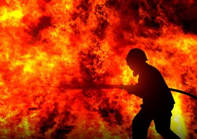Moradora em surto psic&oacute;tico &eacute; apontada como autora de inc&ecirc;ndio em resid&ecirc;ncia na Avenida Bar&atilde;o do Rio Branco; ela recebeu atendimento m&eacute;dico.

