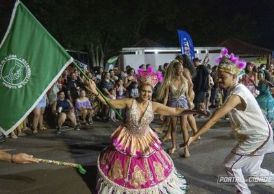 Apresenta&ccedil;&atilde;o no Lago Aratimb&oacute; celebrou fundador da escola e reuniu centenas de pessoas em noite de samba e cultura popular.