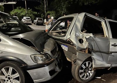 Condutor de uma Zafira colidiu contra carro estacionado, que atingiu outros dois ve&iacute;culos; n&atilde;o houve feridos graves