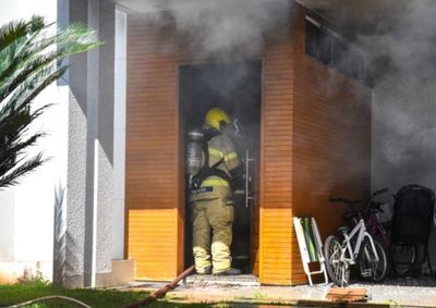 Fogo atingiu sala de resid&ecirc;ncia em Umuarama; fuma&ccedil;a se espalhou rapidamente, mas ningu&eacute;m ficou ferido.