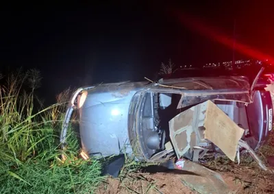 Ve&iacute;culo com cinco estrangeiros saiu da pista e capotou na madrugada; uma v&iacute;tima ficou presa &agrave;s ferragens.