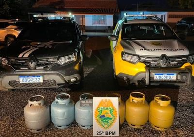 Um dos recipientes encontrados em com&eacute;rcio no centro da cidade foi reconhecido por v&iacute;tima de furto, segundo a pol&iacute;cia.
