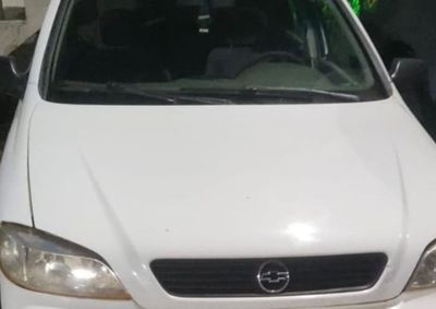 Motorista foi rendido na avenida Castelo Branco e teve carro e pertences levados sob amea&ccedil;as; suspeitos foram presos pouco depois.