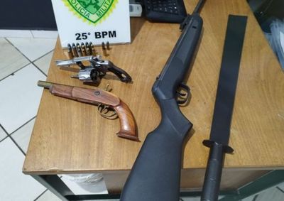Idosas fugiram ap&oacute;s disparo; PM apreendeu rev&oacute;lver, garrucha, espingarda e at&eacute; uma espada na propriedade rural.