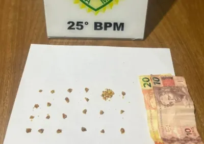 Suspeito de 50 anos foi abordado pela ROCAM na Zona I com drogas fracionadas e dinheiro em esp&eacute;cie.