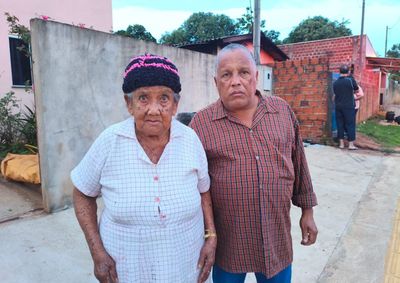 Casa foi completamente consumida pelas chamas no Jardim Cruzeiro; fam&iacute;lia perdeu m&oacute;veis, rem&eacute;dios, alimentos e documentos.