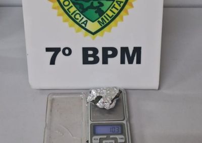 Suspeito tentou dispensar objeto ao notar aproxima&ccedil;&atilde;o da viatura no Jardim das Flores, segundo a Pol&iacute;cia Militar.