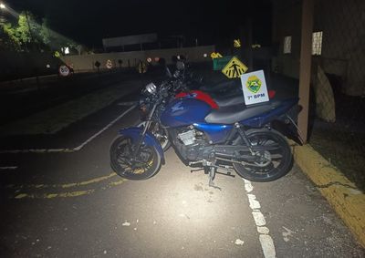 Abordagem aconteceu no Jardim das Flores; motocicleta estava com lanterna traseira inoperante e foi recolhida pela PM.