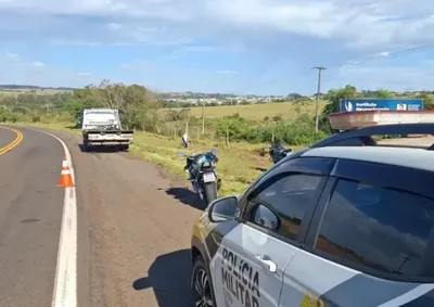 Condutor perdeu controle de moto de alta cilindrada no km 293, saiu da pista e foi socorrido; v&iacute;tima foi levada &agrave; UPA de Umuarama.
