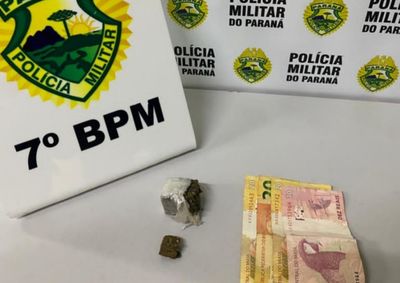 Adulto foi preso por tr&aacute;fico e corrup&ccedil;&atilde;o de menor; adolescente acabou apreendido durante a&ccedil;&atilde;o policial.