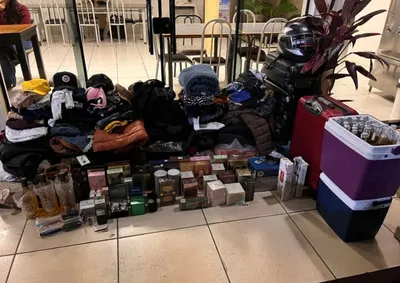 Dois homens foram presos ap&oacute;s abordagem em Fiat Toro com medicamentos, roupas, perfumes e dinheiro em Umuarama.