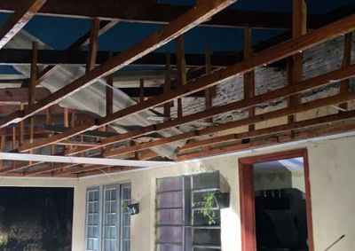 Destelhamentos, muros ca&iacute;dos e fam&iacute;lias desabrigadas marcaram a noite de caos ap&oacute;s forte temporal desta quinta-feira (11).