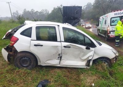 Motorista tentou evitar colis&atilde;o frontal, bateu em bitrem e foi lan&ccedil;ado para fora da pista em Umuarama.