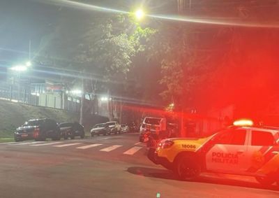 Colis&atilde;o ocorreu na Zona II; motociclista e passageira sofreram ferimentos leves e foram encaminhados ao hospital.