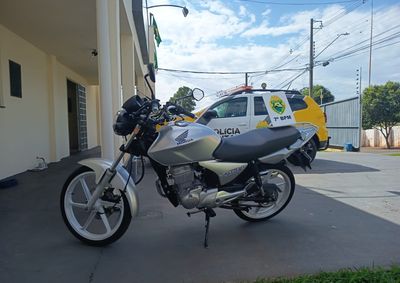 Menor de 16 anos conduzia motocicleta com altera&ccedil;&atilde;o na ilumina&ccedil;&atilde;o pr&oacute;ximo a uma escola; respons&aacute;vel foi orientada sobre as medidas legais.