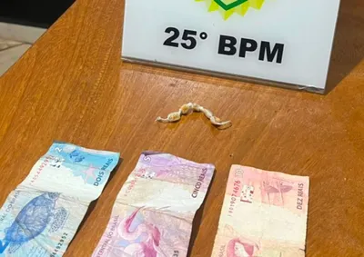 Pol&iacute;cia encontrou pedras de crack e dinheiro trocado ap&oacute;s den&uacute;ncia de tr&aacute;fico no Conjunto Sonho Meu.