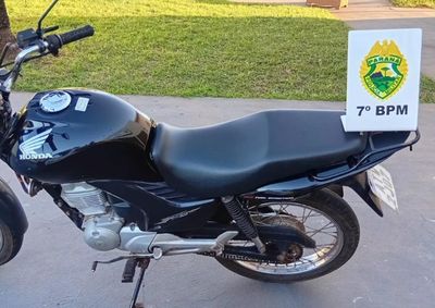 Abordagem ocorreu no Centro da cidade ap&oacute;s motocicleta desrespeitar normas de tr&acirc;nsito; ve&iacute;culo foi recolhido ao p&aacute;tio do 7&ordm; BPM.