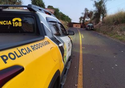 Motorista de 27 anos ficou ferido ap&oacute;s perder o controle da dire&ccedil;&atilde;o; carga de cavaco ficou espalhada na pista.