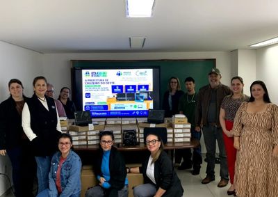Equipamentos foram entregues por meio de parceria com o Governo do Paran&aacute; e v&atilde;o refor&ccedil;ar o ensino tecnol&oacute;gico nas escolas municipais.