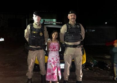 Soldado Froes e cabo Galete participaram da festa da menina de 10 anos, responderam perguntas e incentivaram o sonho de servir &agrave; popula&ccedil;&atilde;o.