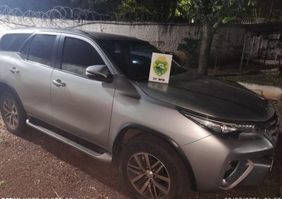 Ve&iacute;culo levado em frente &agrave; Casa Paroquial foi encontrado em Alto Para&iacute;so; jovem de 18 anos acabou preso.