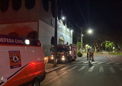 Pol&iacute;cia Militar e Defesa Civil acompanham a ocorr&ecirc;ncia. Homem permanece sobre o telhado e amea&ccedil;a pular.