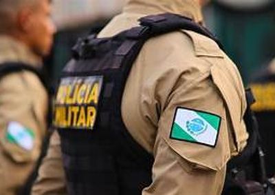 V&iacute;tima de 19 anos foi socorrida pelo SAMU e encaminhada ao hospital; suspeito fugiu e segue sendo procurado pela Pol&iacute;cia Militar.