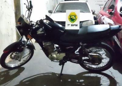 Condutor de 19 anos n&atilde;o possu&iacute;a CNH e motocicleta apresentava irregularidades; ve&iacute;culo foi recolhido pela Pol&iacute;cia Militar.