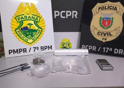 Mandado de busca terminou com apreens&atilde;o de drogas, balan&ccedil;a de precis&atilde;o e pris&atilde;o de suspeito de 18 anos.
