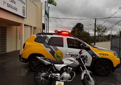 Condutor de 18 anos foi abordado pela Pol&iacute;cia Militar no Centro da cidade ap&oacute;s levantar suspeitas; motocicleta tinha escapamento adulterado.