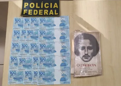 Pol&iacute;cia Federal encontrou R$ 2 mil em c&eacute;dulas falsas escondidas dentro de encomenda postal.