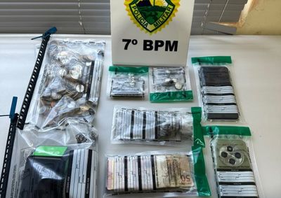 Apoio da PM &agrave; Pol&iacute;cia Civil durante cumprimento de mandado resulta na apreens&atilde;o de drogas, dinheiro e eletr&ocirc;nicos.