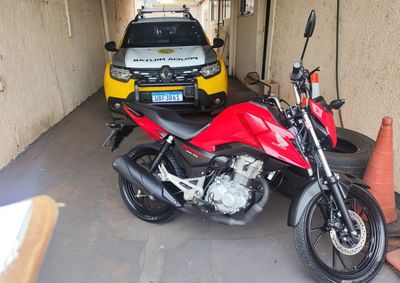 Condutor recusou apresentar um motorista habilitado e ve&iacute;culo foi recolhido ao p&aacute;tio da Ciretran.