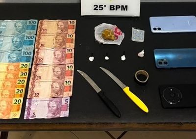 Crack, coca&iacute;na, dinheiro e celulares foram apreendidos em resid&ecirc;ncia apontada como ponto de distribui&ccedil;&atilde;o de drogas.