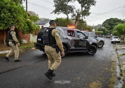 Homem investigado por tr&ecirc;s mortes reagiu &agrave; abordagem policial com disparos de pistola 9mm durante cumprimento de mandado.