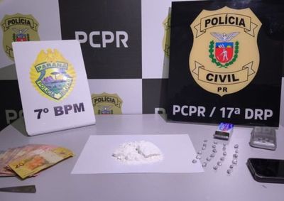 Pol&iacute;cia apreendeu mais de 100 gramas de coca&iacute;na, pedras de crack, balan&ccedil;a, dinheiro e outros materiais ligados ao tr&aacute;fico.