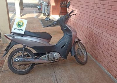 Motocicleta tinha bloqueio administrativo, l&acirc;mpada de LED irregular e pneu desgastado; condutor foi autuado e liberado.