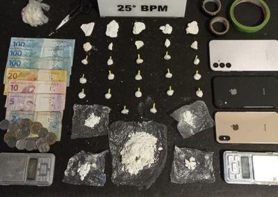 Homem foi abordado com coca&iacute;na e, durante buscas, PM encontrou mais entorpecentes, dinheiro, balan&ccedil;as e materiais de embalagem.