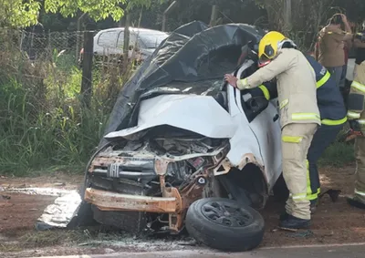 Acidente aconteceu em uma curva na entrada da Agrovila; condutor do Mobi morreu no local e motorista da Ranger teve ferimentos leves.