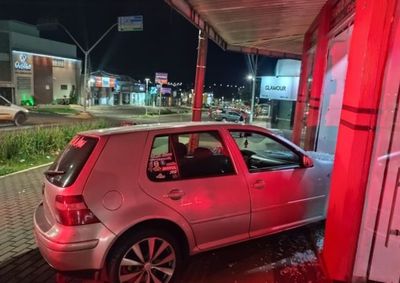 Jovem de 22 anos teria perdido o controle ao estacionar; PM constatou que ela n&atilde;o possu&iacute;a CNH e deixou o local a p&eacute;.