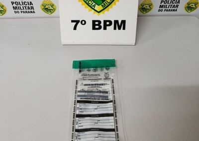 Passageiro tentou fugir em uma motocicleta e arremessou duas pedras de crack ao solo durante abordagem realizada pelo 7&ordm; BPM.