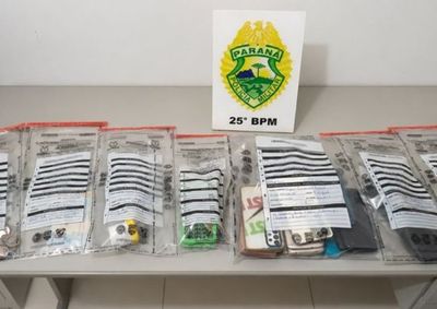 Mandado de busca resultou na apreens&atilde;o de maconha, dinheiro, celulares e objetos usados na poss&iacute;vel venda de entorpecentes.