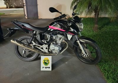 Motocicleta tinha escapamento irregular, aus&ecirc;ncia do filtro de ar e l&acirc;mpada de LED; condutora tamb&eacute;m n&atilde;o possu&iacute;a CNH.