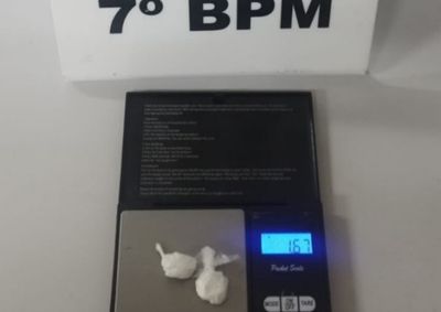 Suspeito de 21 anos tentou fugir da pol&iacute;cia e foi encaminhado para lavratura de Termo Circunstanciado ap&oacute;s apreens&atilde;o de droga.