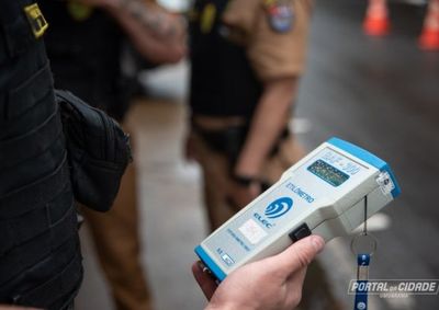 Motorista de 23 anos apresentou 0,83 mg/L no etil&ocirc;metro ap&oacute;s ser abordado com Gol que fazia manobras bruscas.