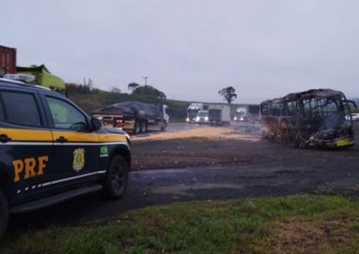 Colis&atilde;o em Ortigueira deixou 14 pessoas com ferimentos leves; v&iacute;timas foram encaminhadas para atendimento e pista liberada &agrave;s 6h45.
