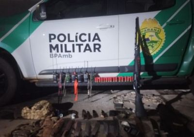 A&ccedil;&atilde;o da Pol&iacute;cia Ambiental localizou oito pessoas, sete c&atilde;es, arma, muni&ccedil;&otilde;es e equipamentos usados durante a atividade.