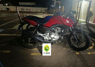 Condutores de 19 anos foram abordados durante patrulhamento; uma moto era conduzida por jovem sem CNH e outra tinha diversas irregularidades.
