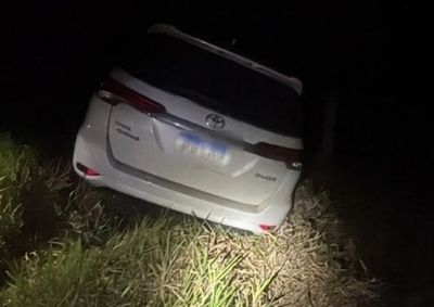 Caminhonete estava fora da pista com pneu estourado; propriet&aacute;rios s&oacute; souberam da situa&ccedil;&atilde;o ap&oacute;s aviso dos policiais.
