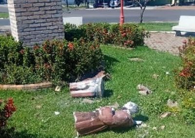 Vandalismo registrado na noite de domingo (23) chama aten&ccedil;&atilde;o para a preserva&ccedil;&atilde;o dos espa&ccedil;os p&uacute;blicos do munic&iacute;pio.